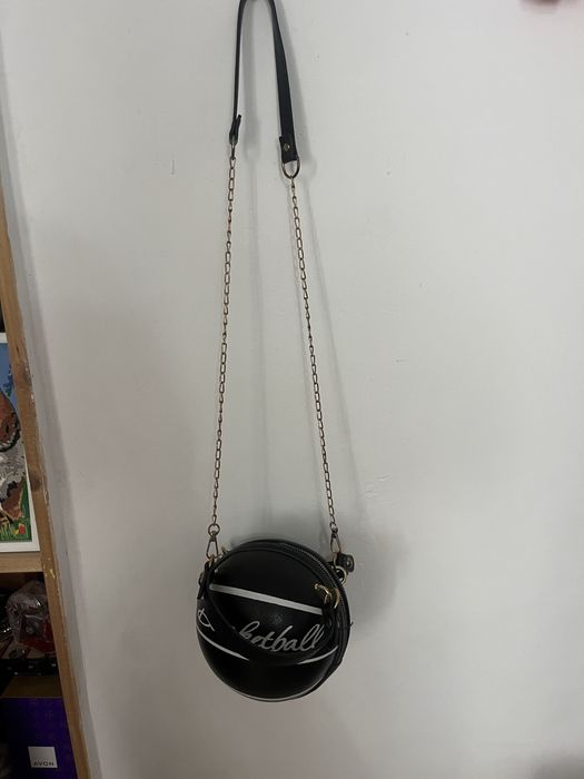 Genata in foarma de minge de bascket