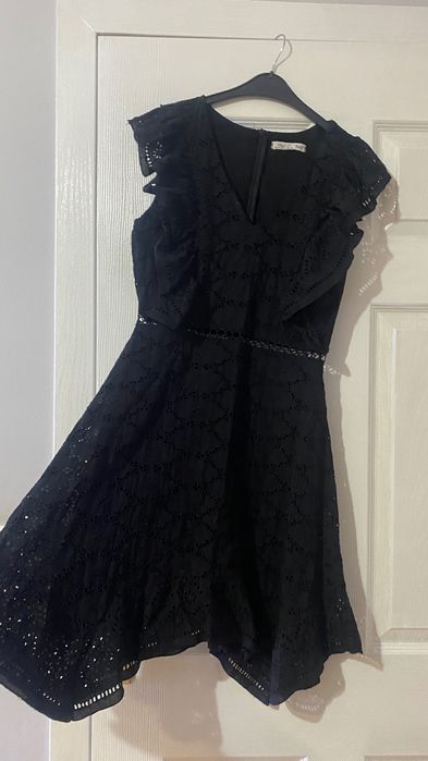 Къса черна рокля