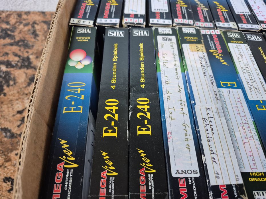Vând lot 55 casete video VHS originale Mega view de 240minute cu filme

- 80