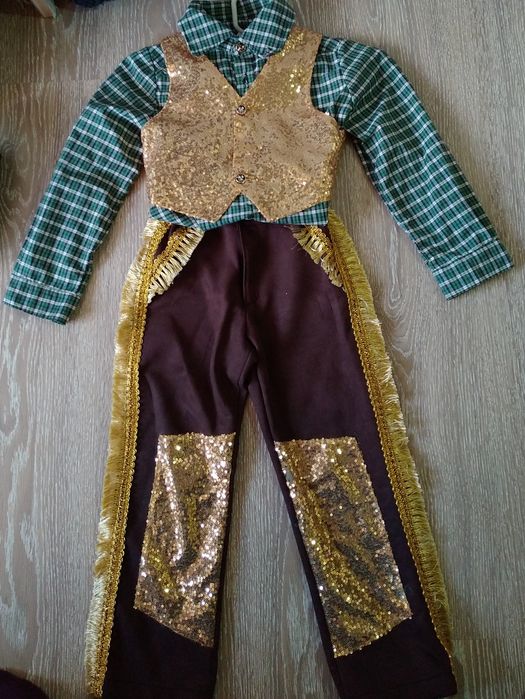 Костюмы разных народов. Все по 150 тыс.сум.