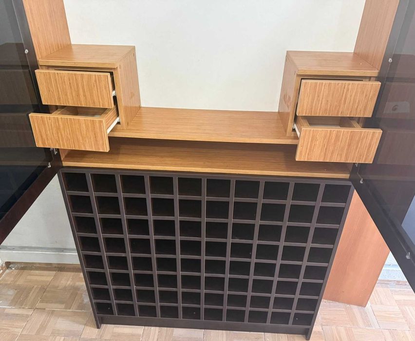 Dulap cu rafturi pentru bauturi; Vitrina cu depozitare pentru sticle
