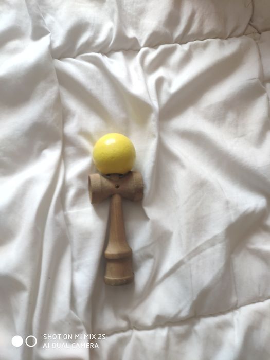 Vând vioara yamaha o kendama candy krom party pelle și două iphoneuri