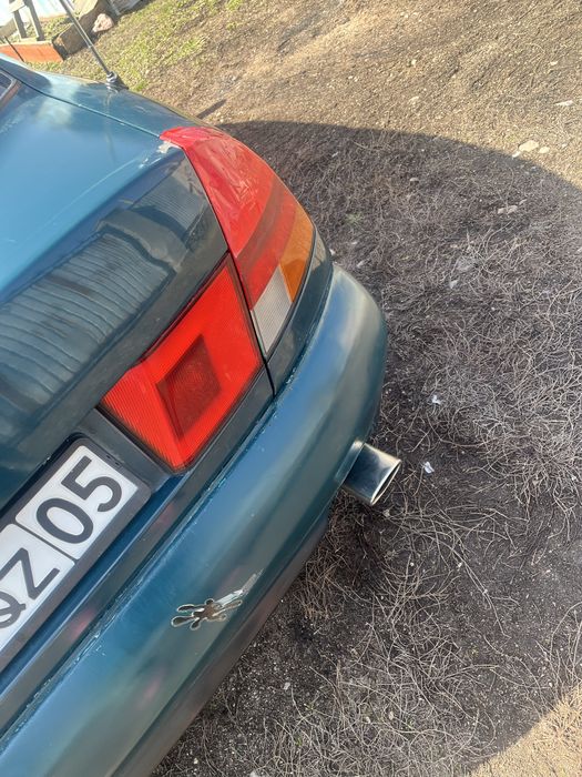 Машина Мицубиси Харизма