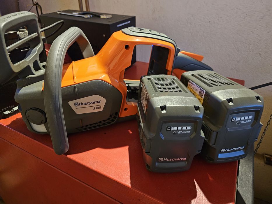 Husqvarna 240i + 2baterii bli300
