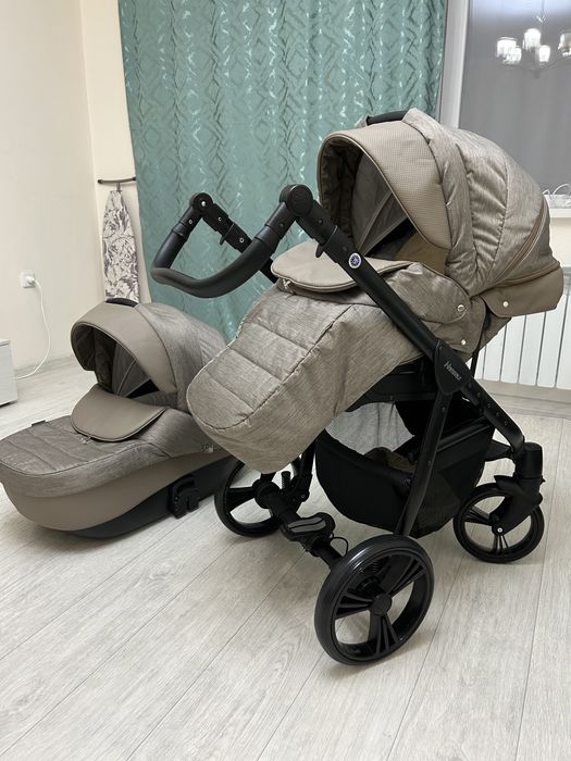 Продам классную коляску 2 в 1