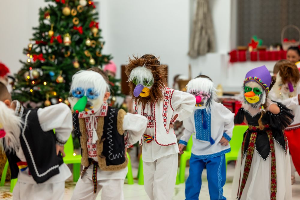 Masti traditionale  copii serbare