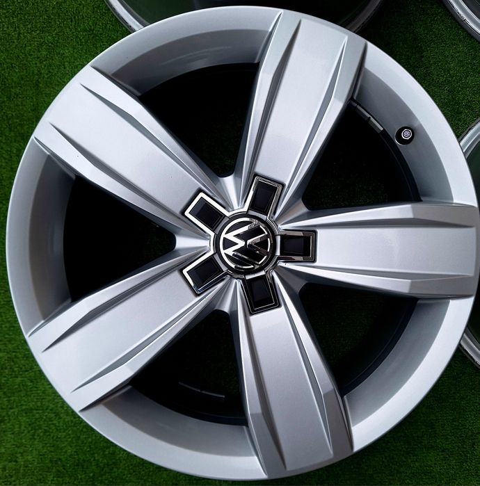 Продавам 4бр оригинални 17-ки джанти за Фолксваген Тигуан, Пасат, Голф