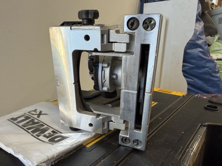 DEWALT DCW682NT Акумулаторна фреза за нутове