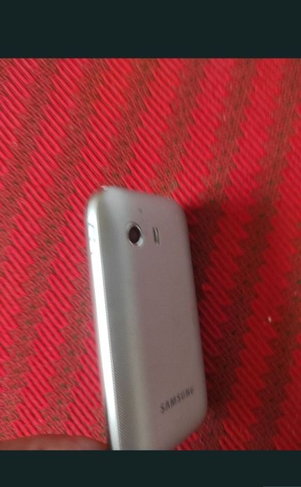 Telefon cu touchscreen și camera video. 
Mic robust și foarte practic.