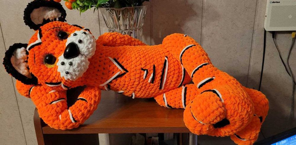 На изображении представлены мягкие вязаные игрушки ручной работы.