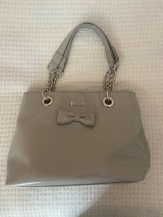 Сива лачена чанта Harrods закупена от Лондон