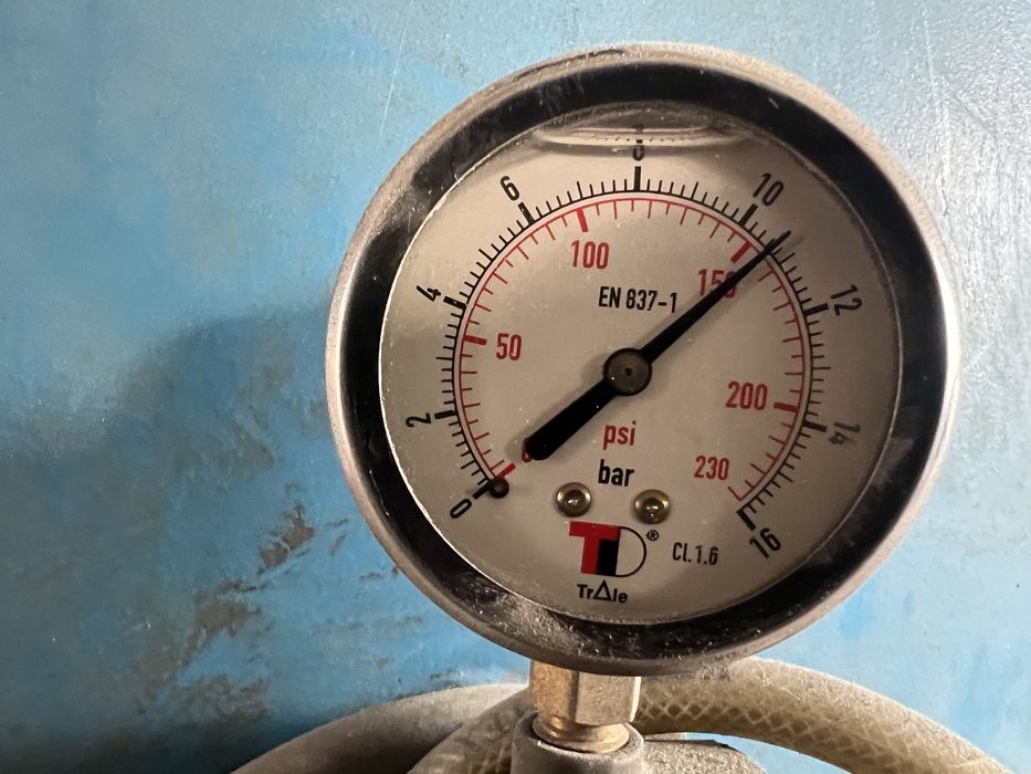 Винтов компресор и пясъкоструйка Clemco