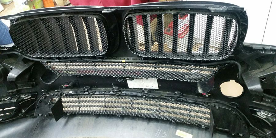 Сетка для радиатора автомобиля. Установка сетки в бампер. Защитная сетка в бампер. Крепление сетки к бамперу. Установка сетки в бампер.