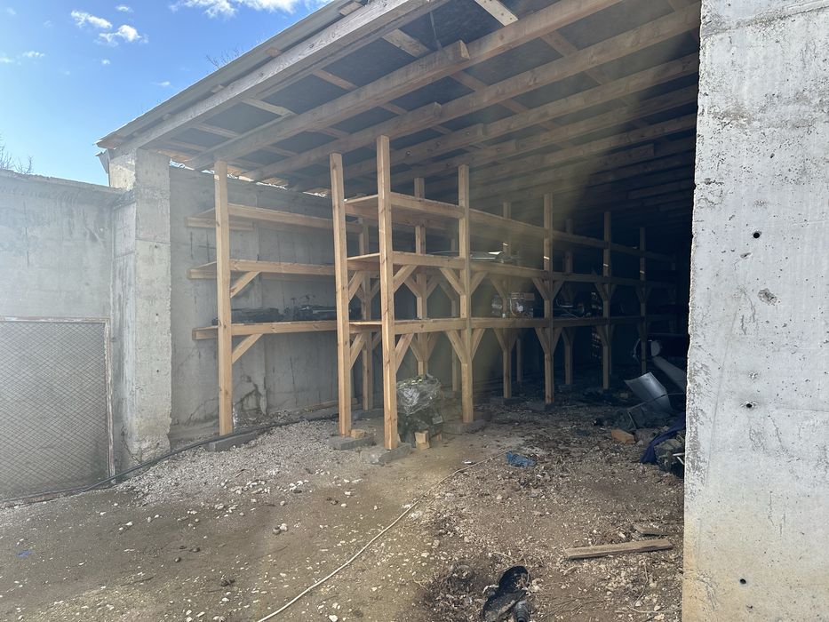 База с две халета по 75 квадрата с масивна ограда и усилени рафтове