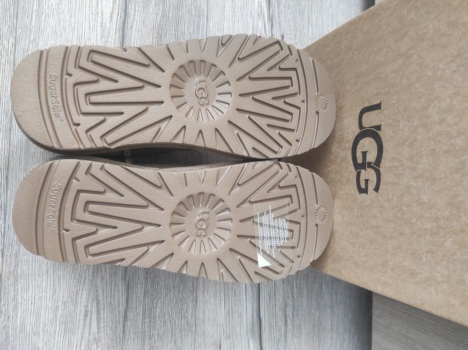 Vând UGG marimea 38