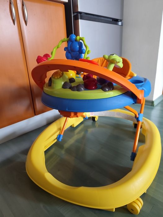 Chicco Walky Talky- бебешка проходилка

В много добро състояние, ползвана е няколко пъти!
Панел с многобройни функции и мелодии;
Интерактивен борд, ко