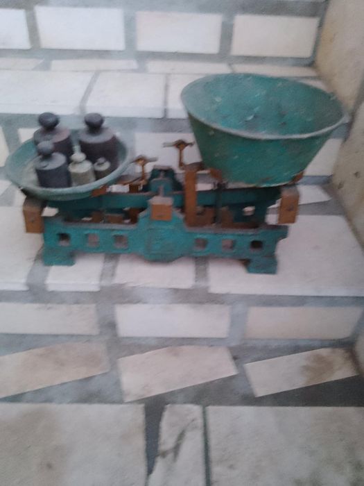 Продавам стар кантар и голяма медна чиния