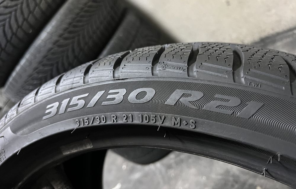 315/30/21 PIRELLI - 2бр. като Нови!