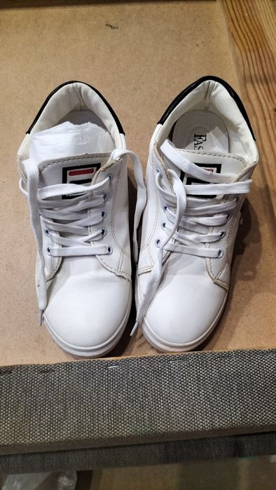 Продам натуральные кросовки . недорого