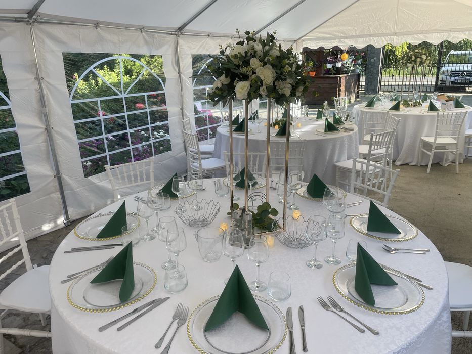 Cort, mese, scaune,vitrine, dozator de bere si aranjamente florale