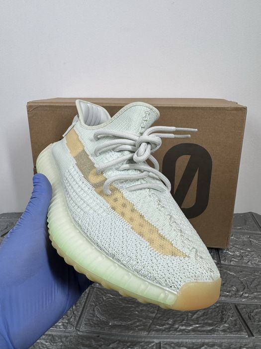 Yeezy 350 v2 Boost Hyperspace