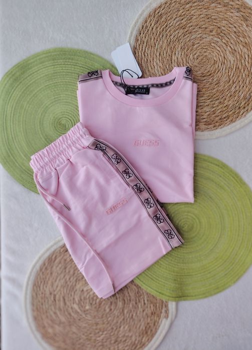 Дамски комплектиКъси панталони Налични размери C, M, L, XL. Памучна материя и достъпни цени.