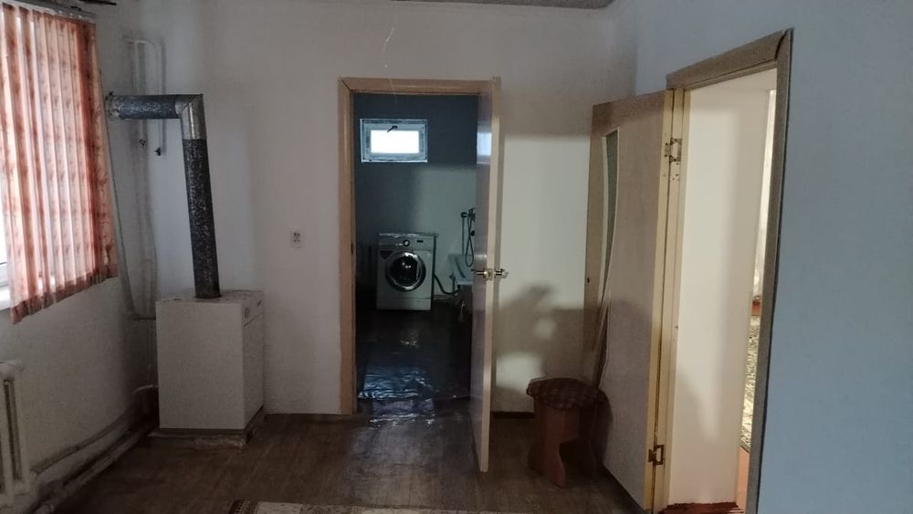 4 бөлмелі жер үй бір аулада орналасқан.