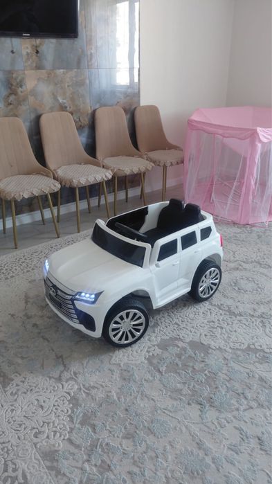Машина Lexus LX570