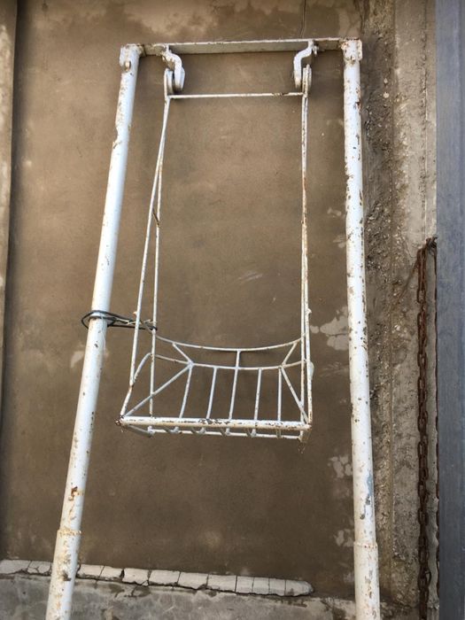 Продаем железную качелю.