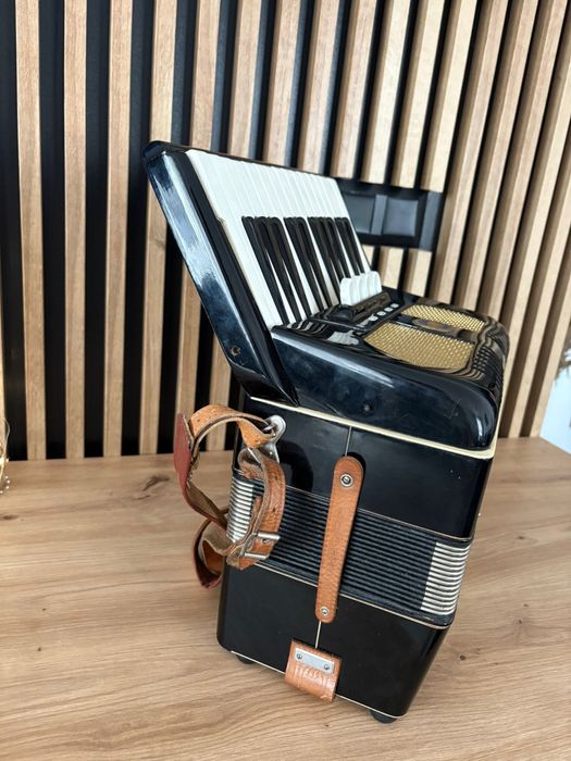 Acordeon Weltmeister cu 40 de basi