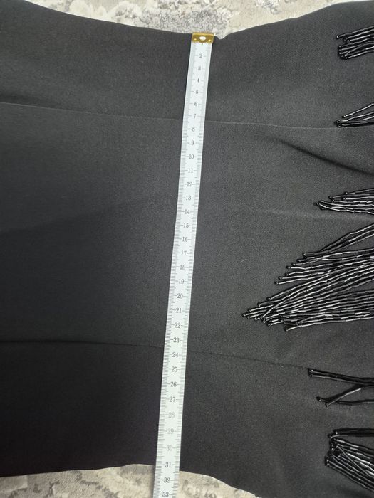 Rochie neagră cu franjuri decorative