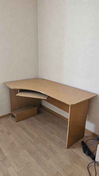 Продам компьютерный стол