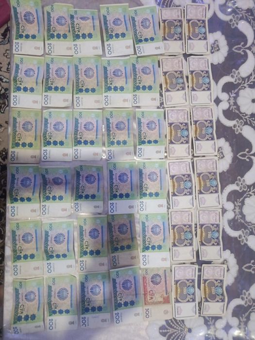 Eski Oʻzbekiston qogʻoz pullari (100, 200 va 500 soʻm) – 42 dona