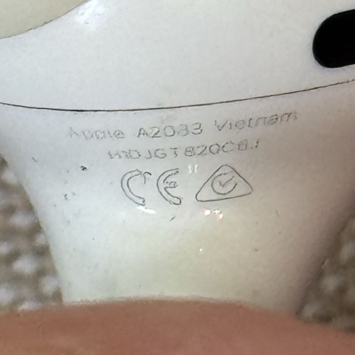 Airpods Pro. Правое и левое уши