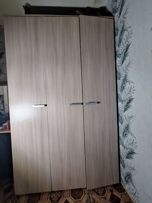 Продам вместительный трёхдверный шкаф.