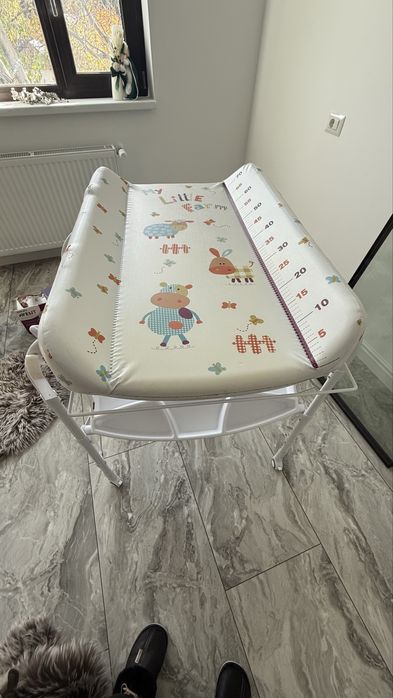 Cadita pliabila cu pernuta si masa de infasat cu suport