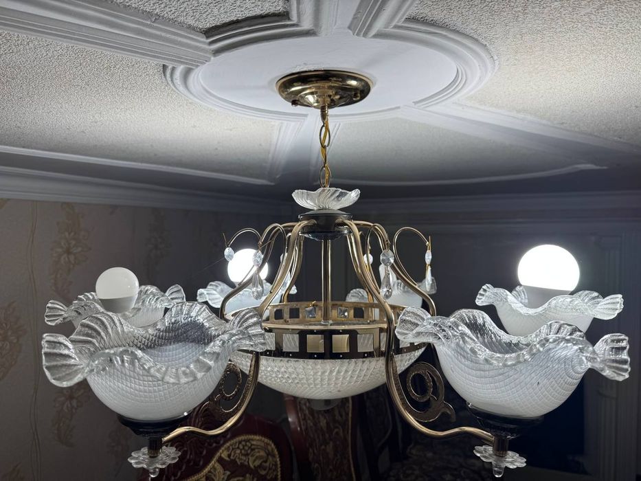 Люстра сотилади.