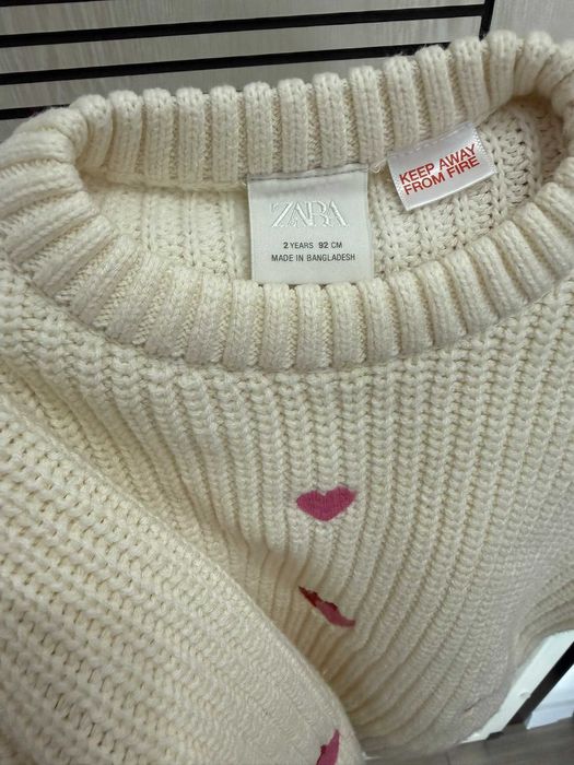 Бял пуловер на сърчица Zara