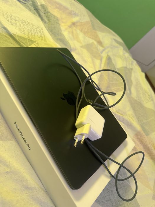 Apple MacBook Air 13 М 4 Само лично предавани за град Русе — миниатюра 3
