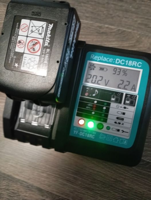 Încărcător pentru baterii makita