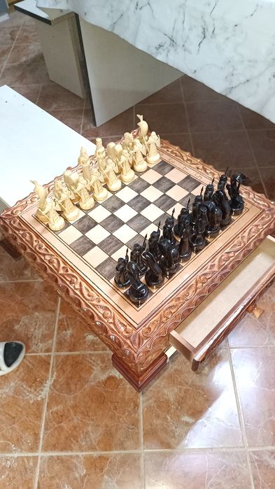 Шахматный ларец с фигурами.