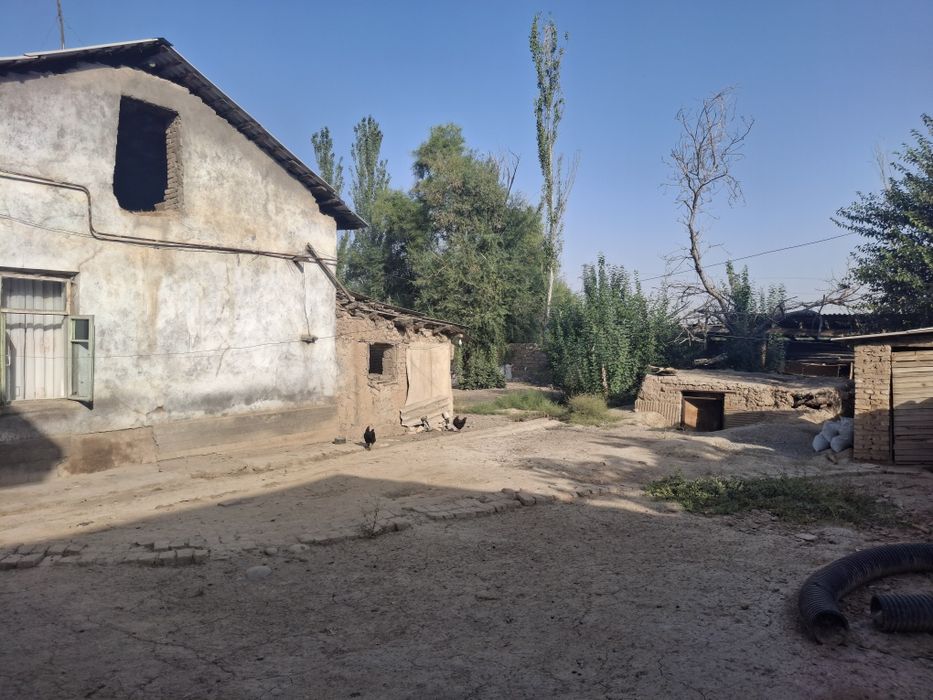 Уй хонадон майдони 10 сотих хоналар сони 7та.