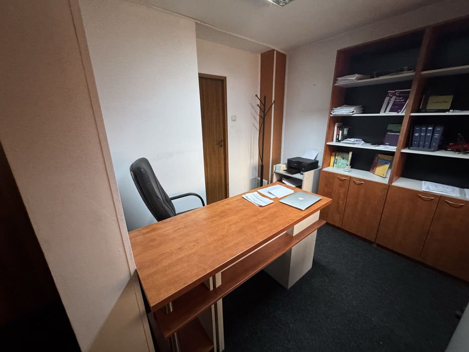 Vand mobilier complet pentru birou compus din birouri, biblioteci, etc
