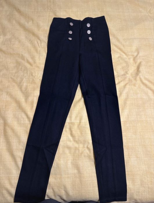 Pantalogi colanti cu nasturi eleganți