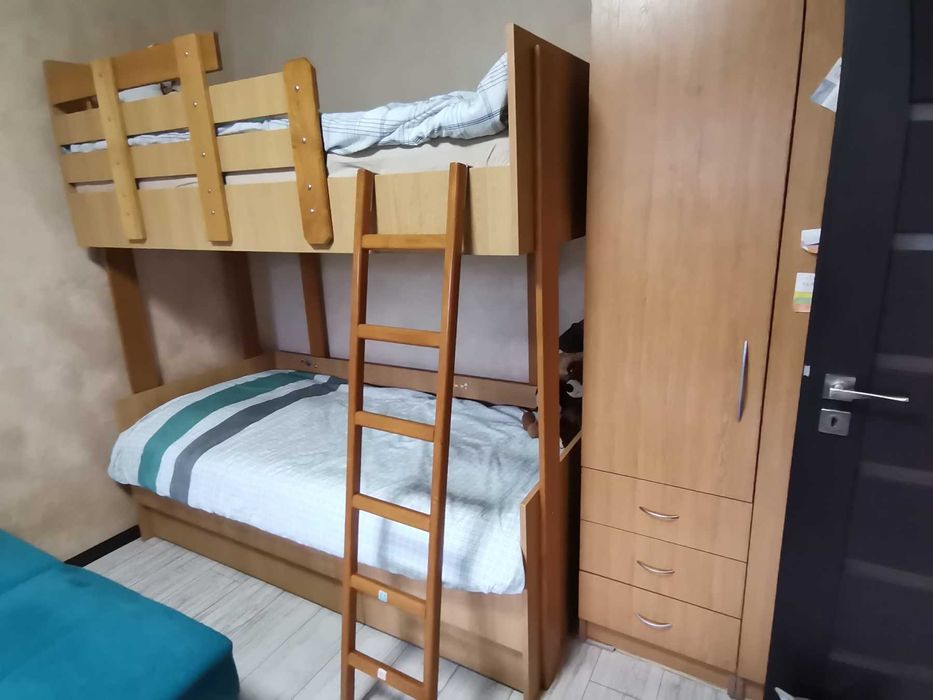 Двуетажно дървено легло с три чекмеджета