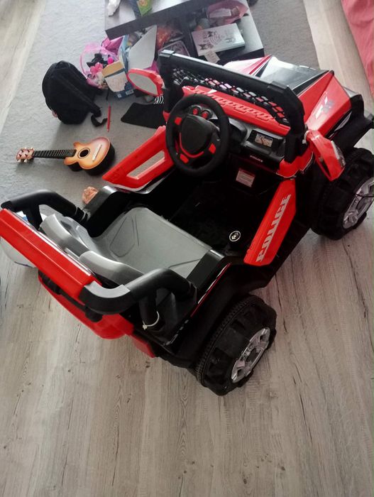 Masina rosie cu telecomanda