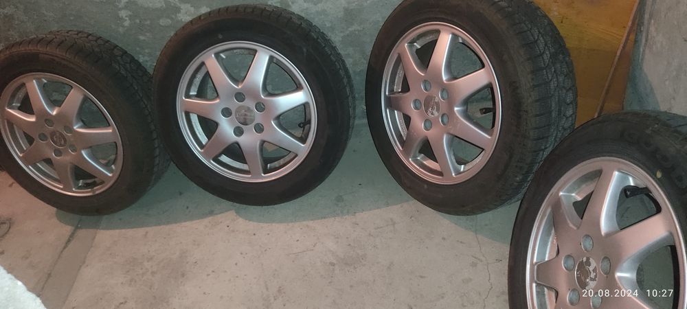 Продавам комплект джанти със зимни гуми