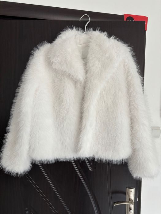 Бяло зимно яке. С тънък косъм