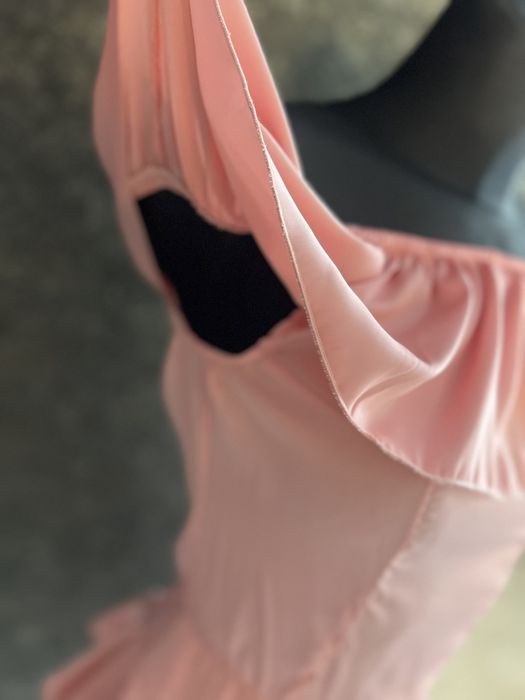 Vând rochie foggi mărime s material satinat