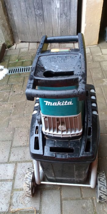 Mașină de tocat crengi Makita